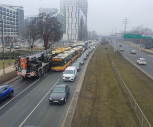 Bus z acetylenem przewrócił się na drogę