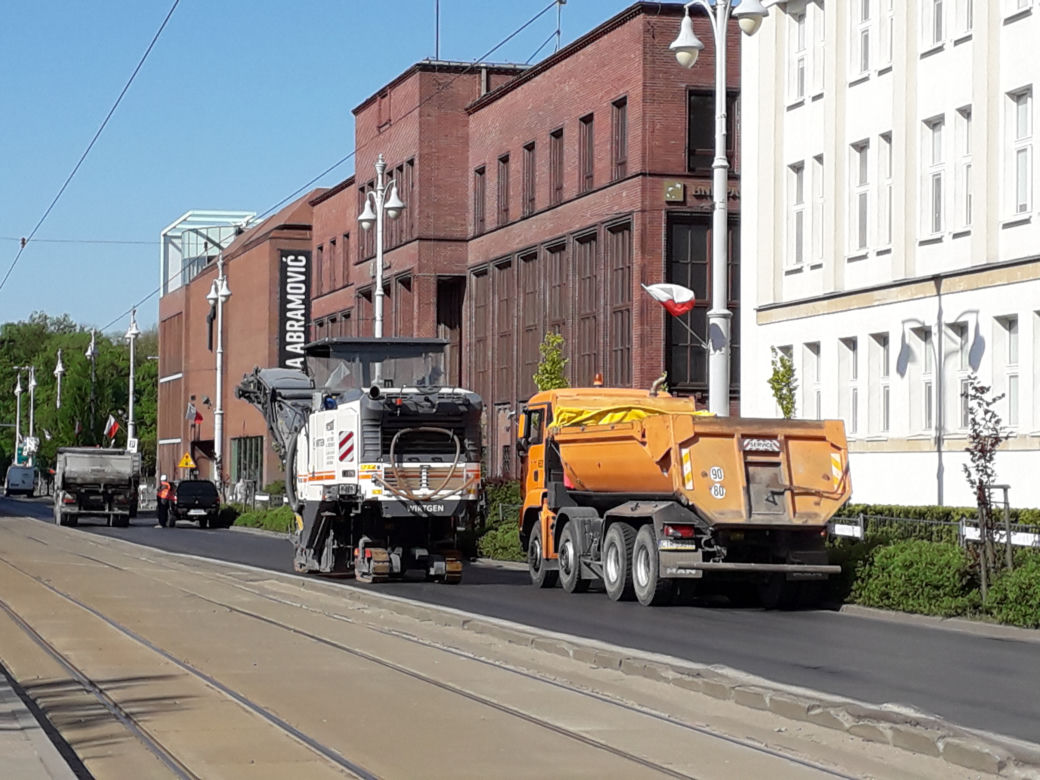 Ruszyły roboty w rejonie placu Rapackiego w Toruniu. Ciężki sprzęt na placu budowy