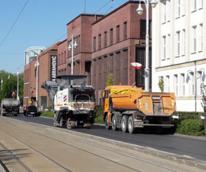 Ruszyły roboty w rejonie placu Rapackiego w Toruniu. Ciężki sprzęt na placu budowy