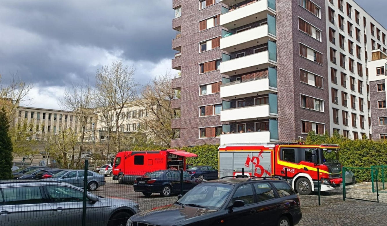 Dziwny incydent w szkole na Mokotowie. Rozgrzana do 400 st. C substancja i pilna ewakuacja szkoły