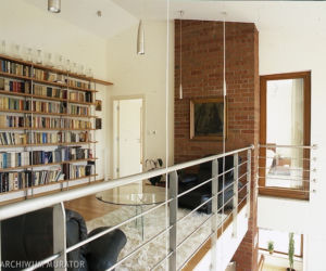Biblioteka na antreoli w nowoczesknym domu