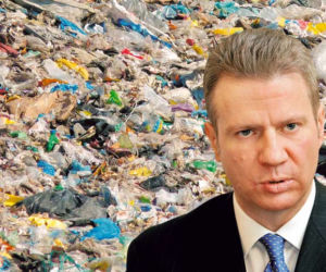 Stolica utonie w śmieciach