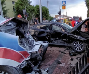 Karetka staranowała osobówkę. Wiele osób rannych