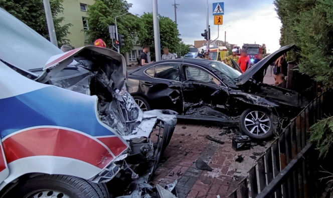 Karetka staranowała osobówkę. Wiele osób rannych