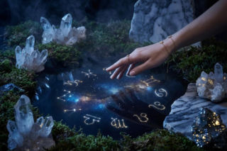 Horoskop dzienny na 12 lutego - Gwiazdy radzą spojrzeć w głąb siebie, by znaleźć dziś ważne odpowiedzi