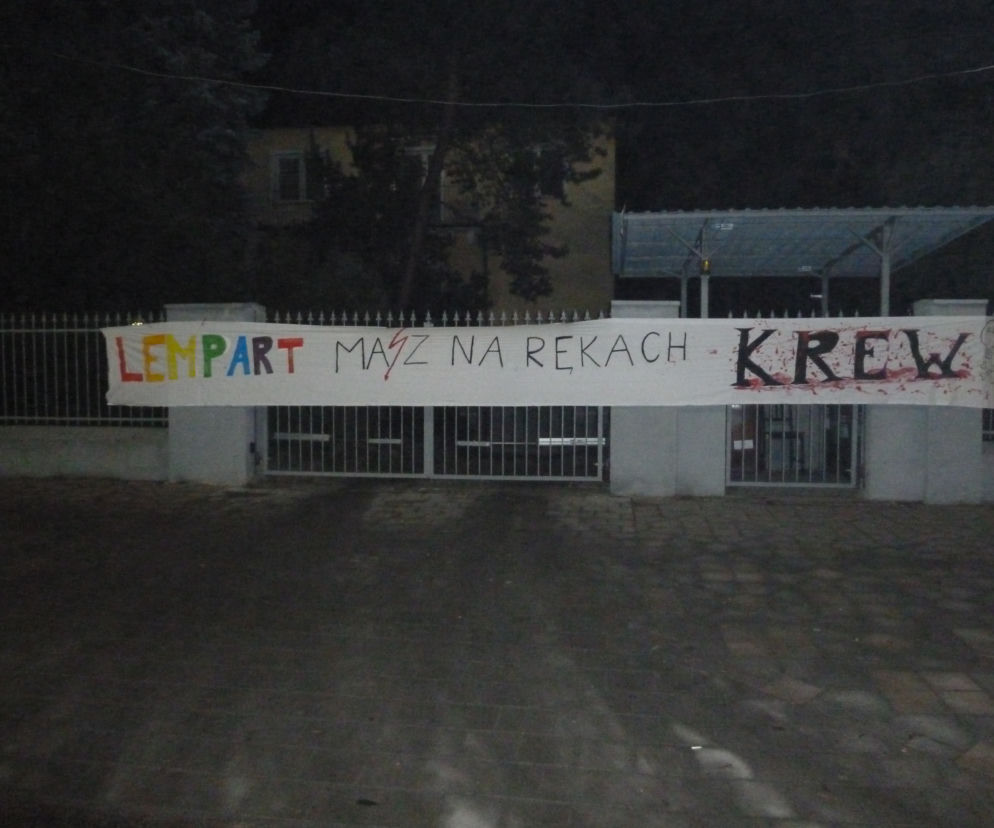 Wrocław. OHYDNY napis na płocie: Lempart masz na rękach krew 