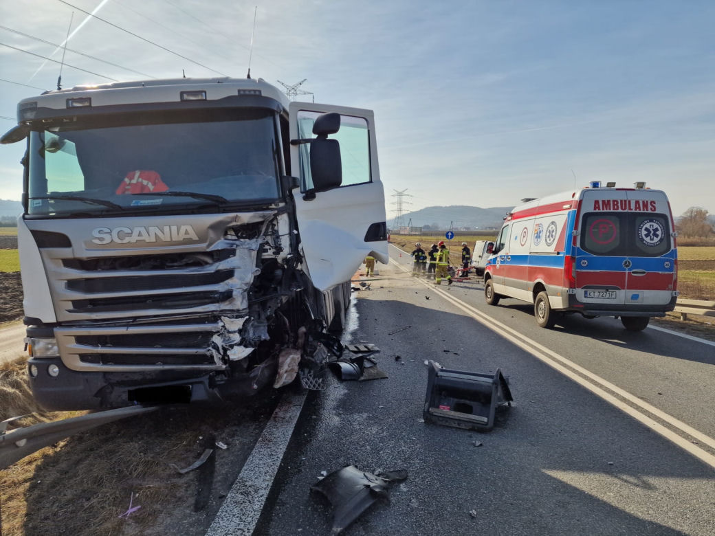 Wojnicz. Dostawczy fiat zderzył się z ciężarówką. Nie żyje 50-letni kierowca