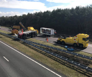 Przewrócony TIR na autostradzie