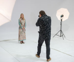 Na Wspólnej odc. 3120. Renata (Marta Jankowska), fotograf Roch (Piotr Łukawski)
