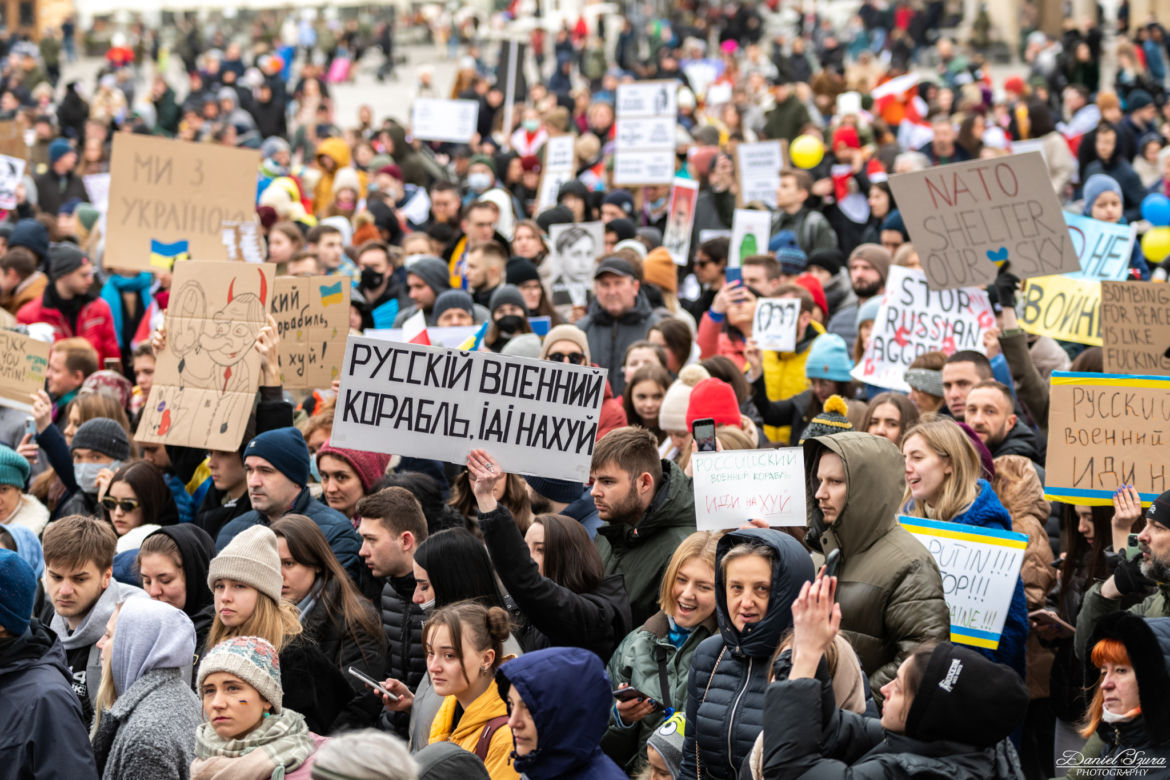 Kraków solidarny z Ukrainą! Wielka manifestacja na Rynku Głównym [ZDJĘCIA]