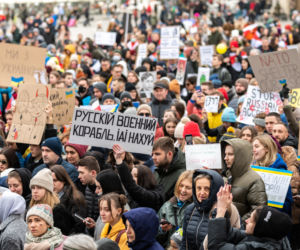 Kraków solidarny z Ukrainą! Wielka manifestacja na Rynku Głównym [ZDJĘCIA]