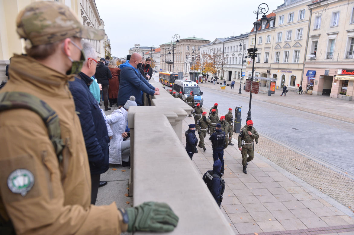 Wojsko pod kościołem św. Krzyża w Warszawie