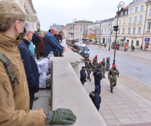 Wojsko pod kościołem św. Krzyża w Warszawie