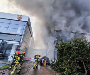 Pożar salonu samochodowego w stolicy