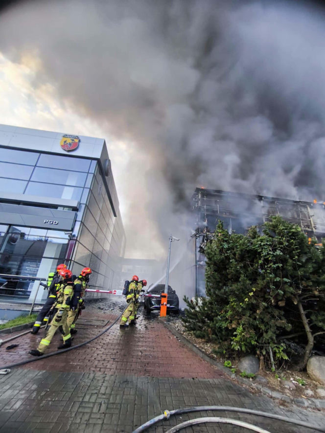 Pożar salonu samochodowego w stolicy