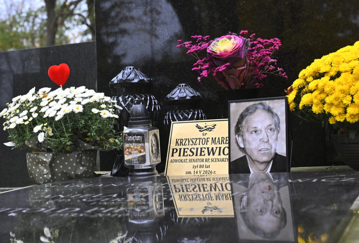 Tak wygląda grób Krzysztofa Piesiewicza