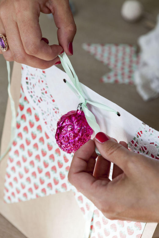 Projekt DIY: szybka metamorfoza zwykłej torebki papierowej na prezent gwiazdkowy – instrukcja (11)