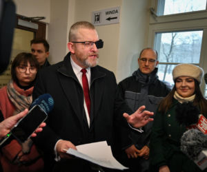 Grzegorz Braun pojawił się w prokuraturze. Nie otrzymał żadnych zarzutów