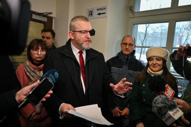 Grzegorz Braun pojawił się w prokuraturze. Nie otrzymał żadnych zarzutów