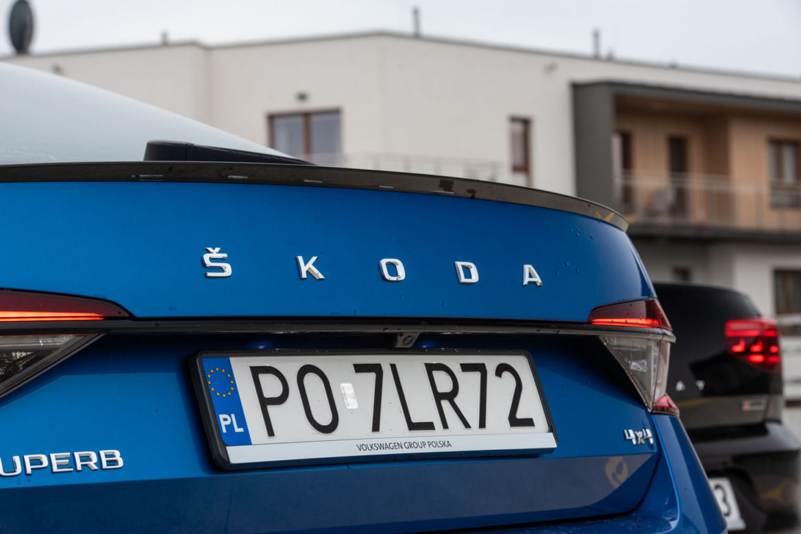 Volkswagen Passat Elegance vs Skoda Superb Sportline