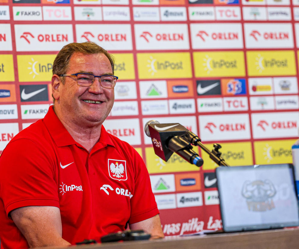 Uśmiechnięty Jan Urban w czerwonej koszulce reprezentacji. O kulisach powołań do kadry przeczytasz na SE Supersport.