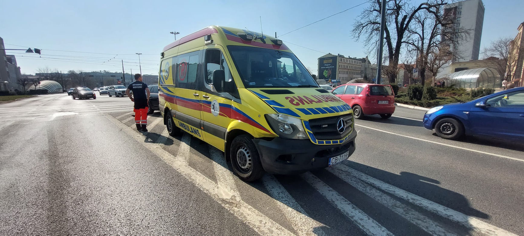 Bydgoszcz. Wypadek z udziałem karetki na rondzie Jagiellonów [ZDJĘCIA]