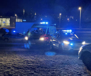 Zwiewał peugeotem przez pół miasta. Policjanci ranni