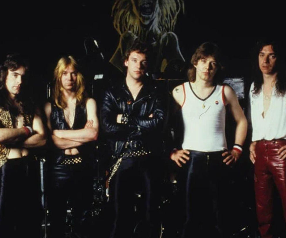 Zespół Iron Maiden z wokalistą Paulem Di'Anno na ciemnym tle. O historii muzyka przeczytasz na EskaRock.