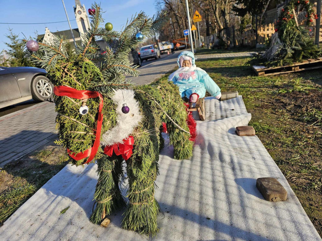 Mieszkańcy sami wykonują świąteczne ozdoby.