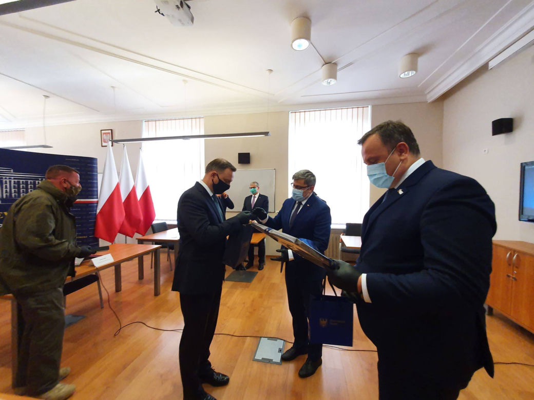 Andrzej Duda podczas sztabu kryzysowego w Katowicach