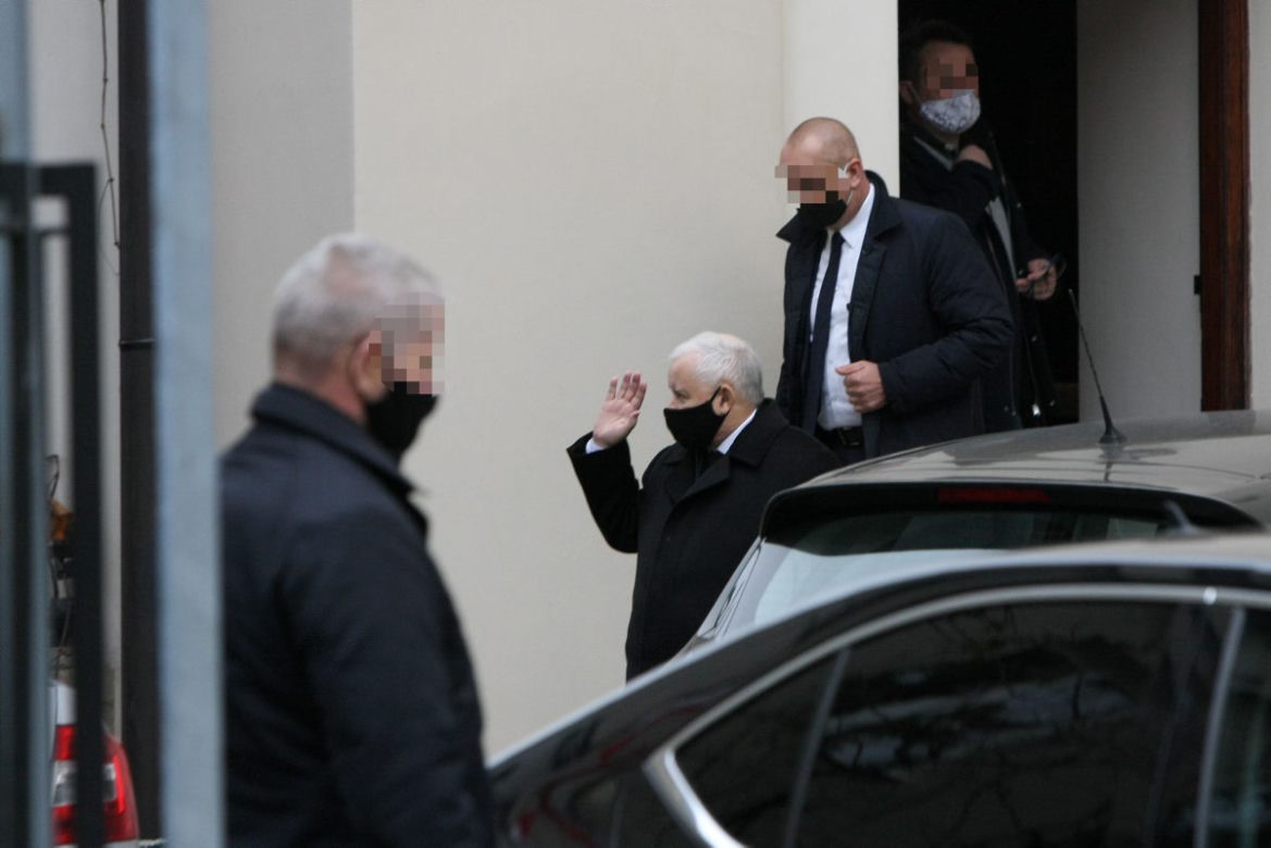 Jarosław Kaczyński. 4 samochodami do kościoła