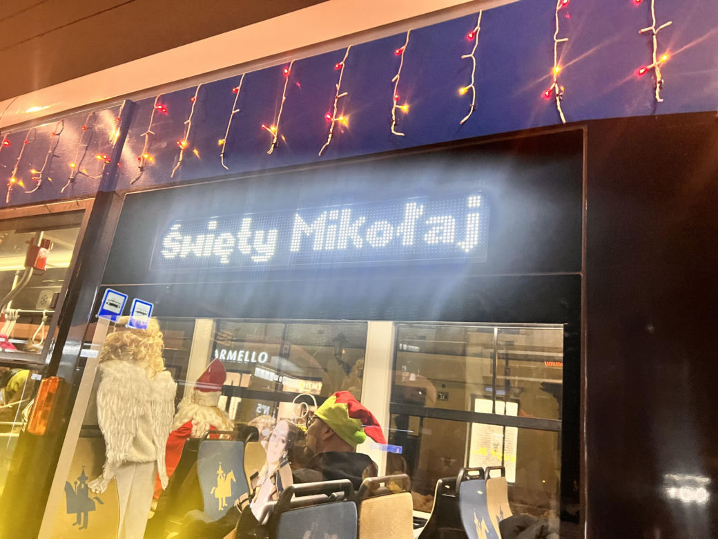 Święty Mikołaj jechał w krakowskim tramwaju 