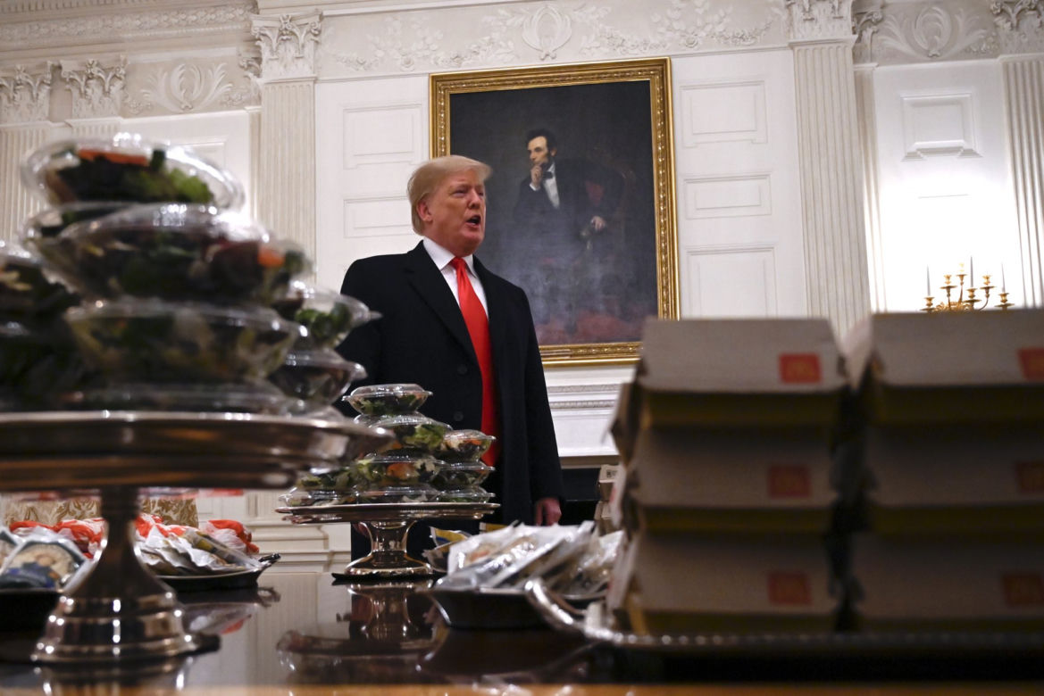  Trump przywitał gości... hamburgerami z fast foodu