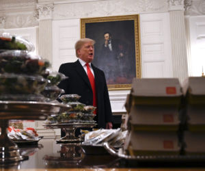  Trump przywitał gości... hamburgerami z fast foodu