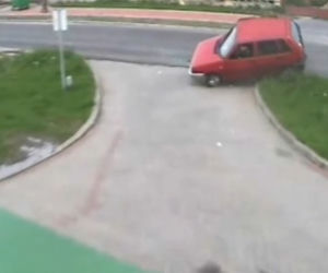 Wypadek w Prudniku - motocyklista uderza w fiata uno