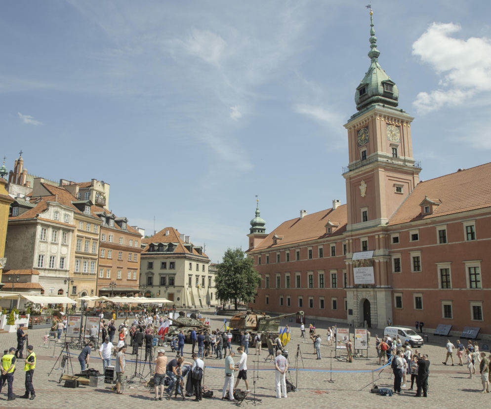Zamek Królewski w Warszawie z czołgami