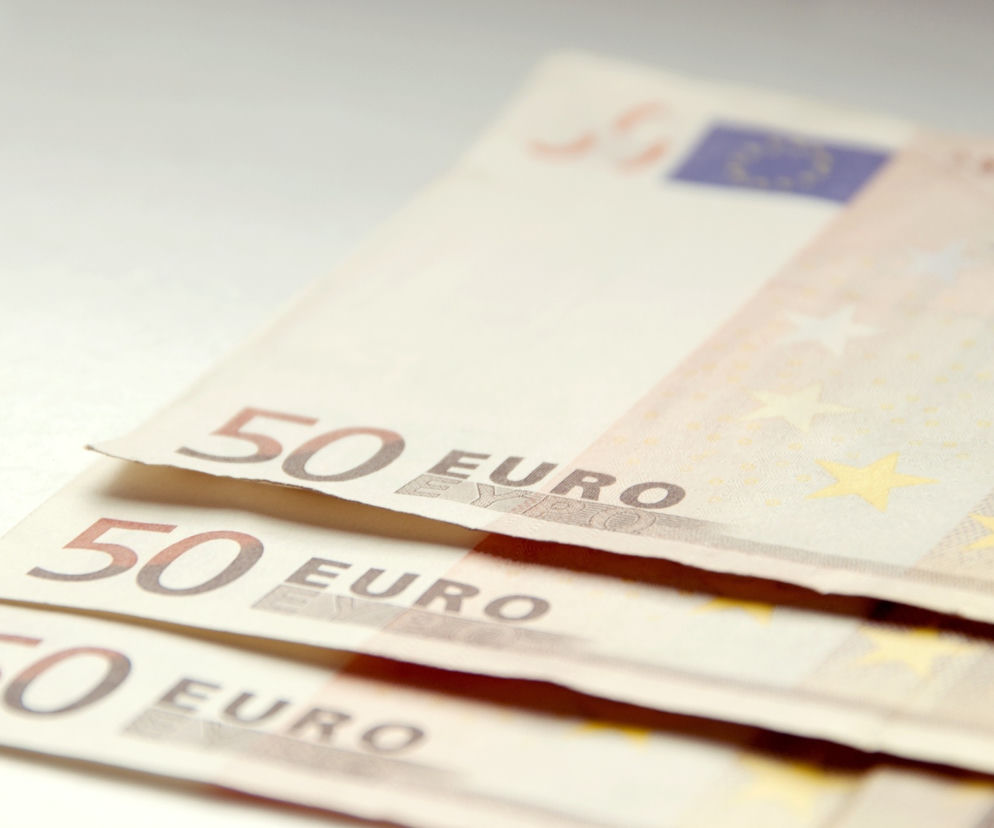 Trzy banknoty o nominale 50 euro ułożone jeden pod drugim. O zarobkach Polaków w Niemczech przeczytasz na Mediateka.