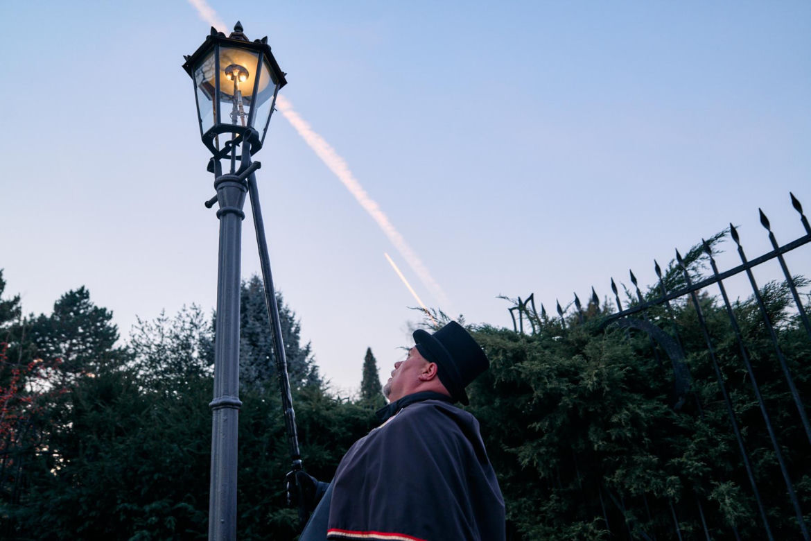 Wrocławski latarnik zapala 99 lamp gazowych