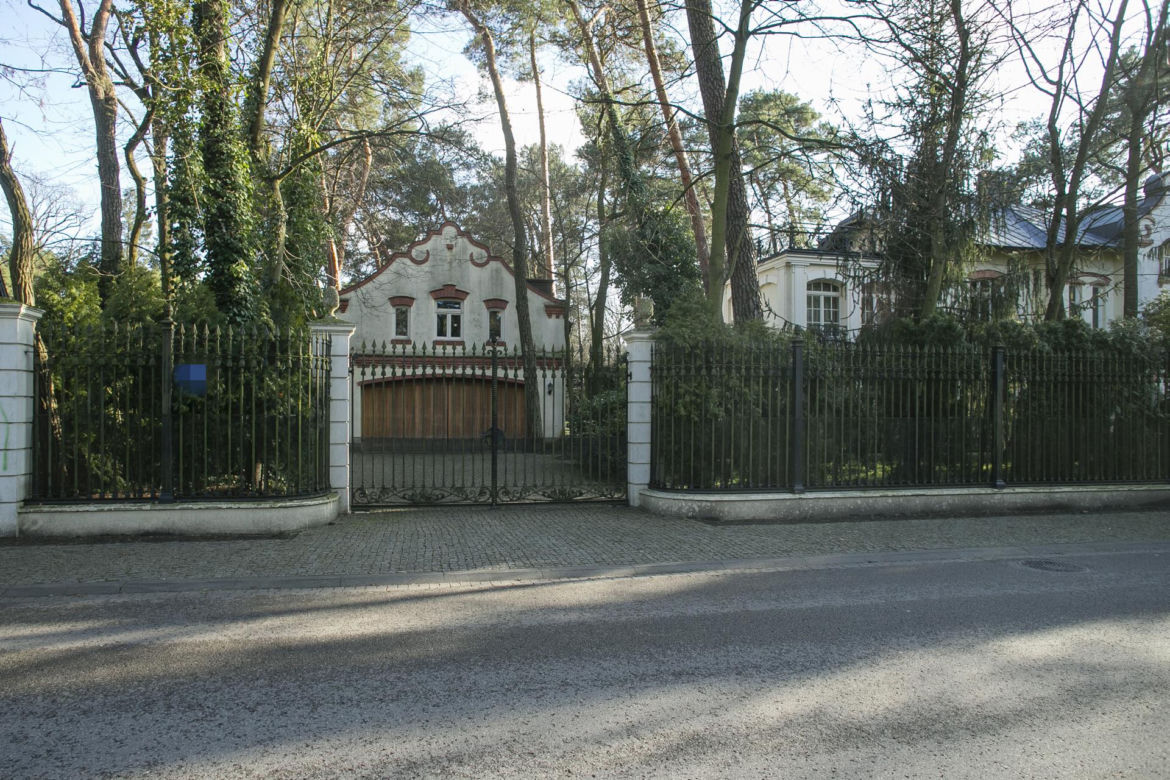 Maryla Rodowicz jest podglądana w swoim ogrodzie 