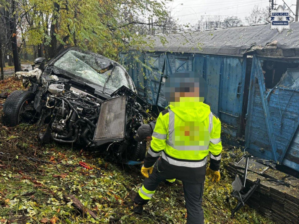 Wypadek w Tarnowskich Górach. Nietrzeźwy 18-latek wyleciał z drogi i uderzył w wagon pociągu. Jedna osoba w szpitalu