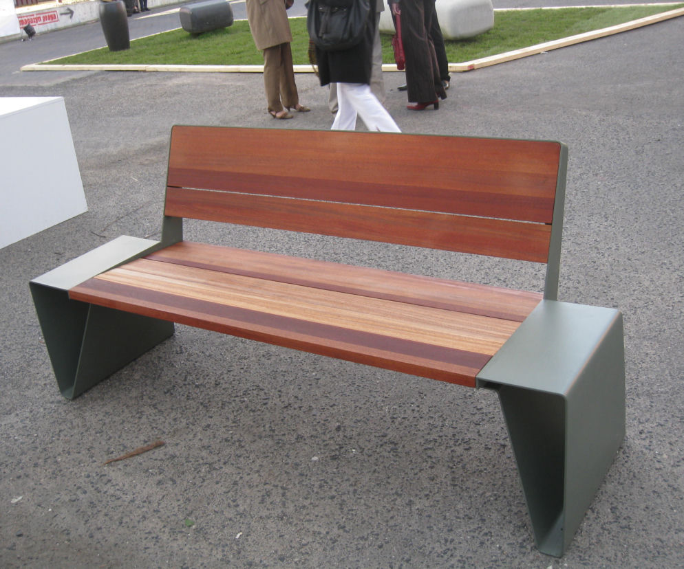 Dlaczego oszczędzanie na meblach miejskich niszczy architekturę?