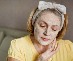 Odwołasz botoks, jak zaczniesz nakładać to wieczorem na twarz. Wyprasuje zmarszczki i napnie skórę. Domowa maseczka na zmarszczki 