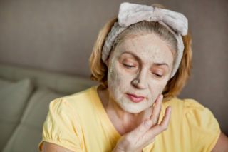 Odwołasz botoks, jak zaczniesz nakładać to wieczorem na twarz. Wyprasuje zmarszczki i napnie skórę. Domowa maseczka na zmarszczki 