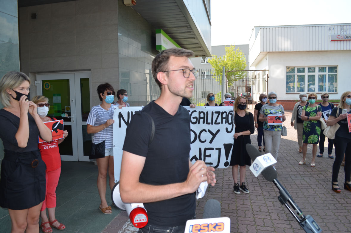 Protest przed biurem starachowickiego posła PiS