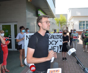 Protest przed biurem starachowickiego posła PiS