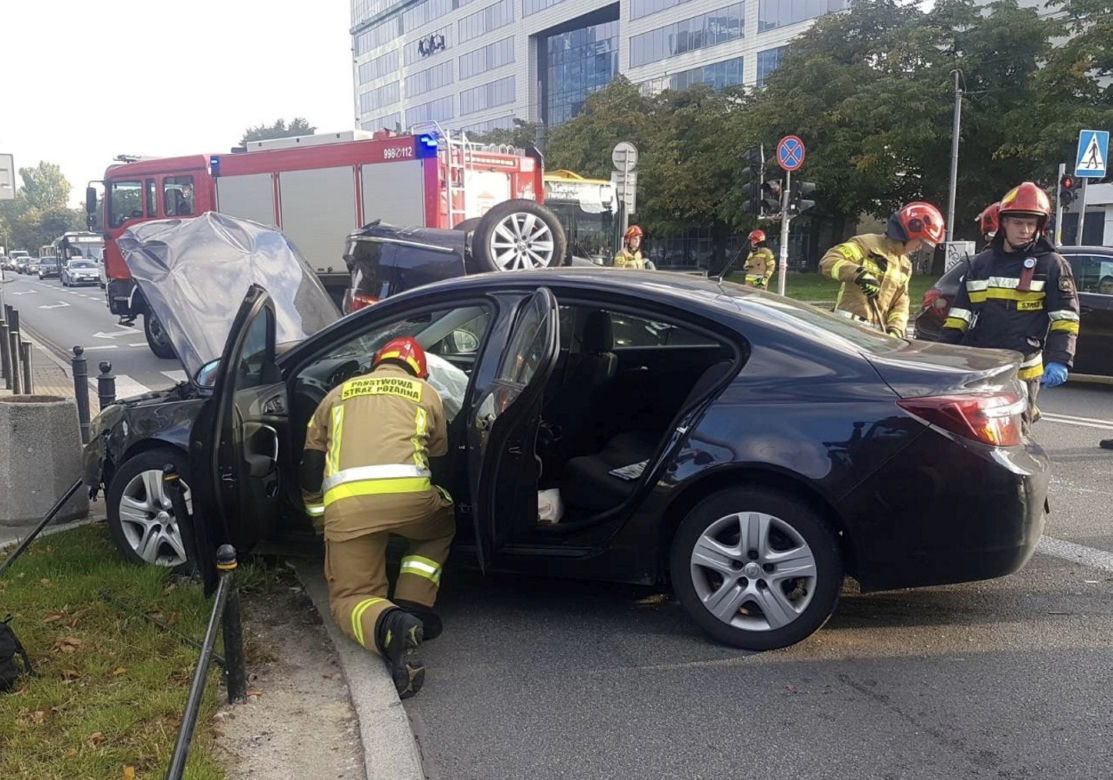Dramatyczny wypadek na Andersa. Auto dachowało, dwie osoby trafiły do szpitala