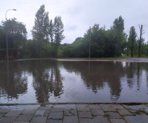Burza w Białymstoku. Ulice jak rzeki. Auta gubiły tablice rejestracyjne [ZDJĘCIA, WIDEO]