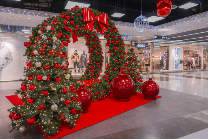 Radość świątecznych zakupów w FACTORY. Outletowe rabaty, najlepsze marki i dobra świąteczna zabaw