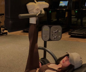 Roxie pręży nogę w imponującym rozkroku. Tak rozciąga się w Emiratach Arabskich