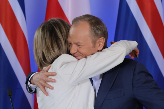 Tusk wyciągnął z marynarki prezent dla premier Islandii. "Mój ojciec je uwielbia"